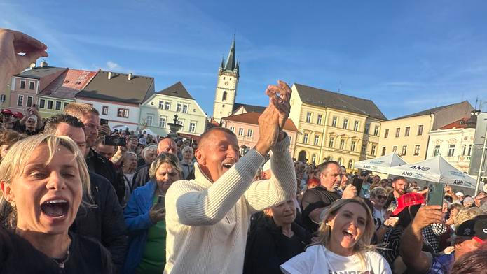 Premiér a předseda ANO Andrej Babiš při dnešním koncertě Michala Davida v Tachově, kde zpěvák i Babiš podpořili kandidátku do Senátu Sandru Tsoukernik.