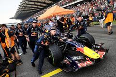 Mechanici připravují Red Bull nizozemského pilota před závodem F1 v Sepangu