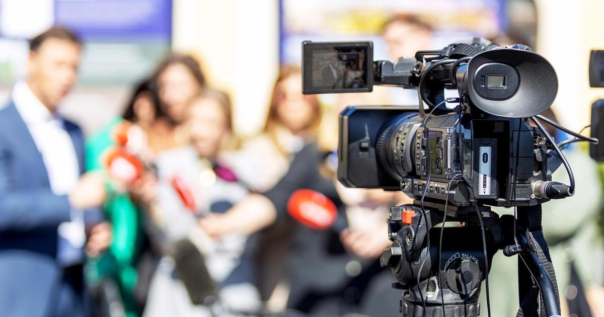 Média vyzývají politiky, aby odmítali násilí a ctili svobodný přístup k informacím