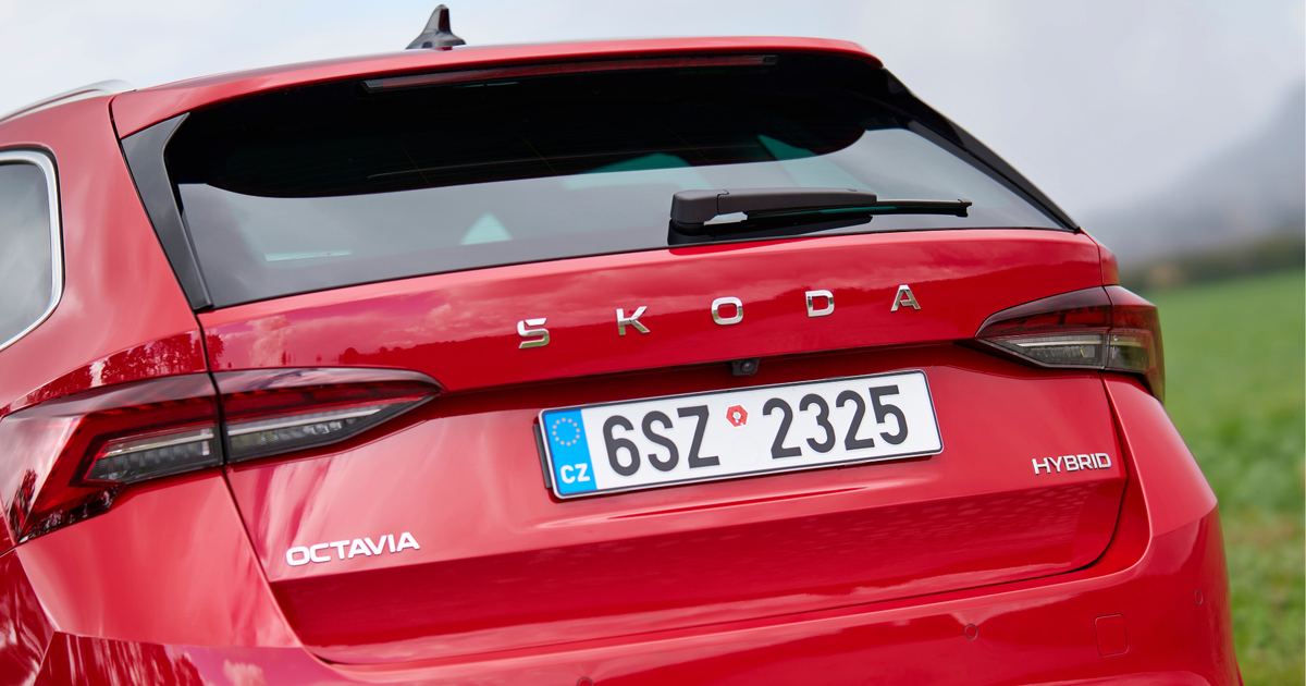 Škodovka má svůj první full-hybrid. Zásuvku nepotřebuje a jezdí hluboko pod pět litrů