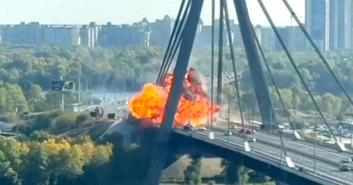 Video: výbuch přímo mezi auty. Ruský dron zasáhl klíčový most v Kyjevě
