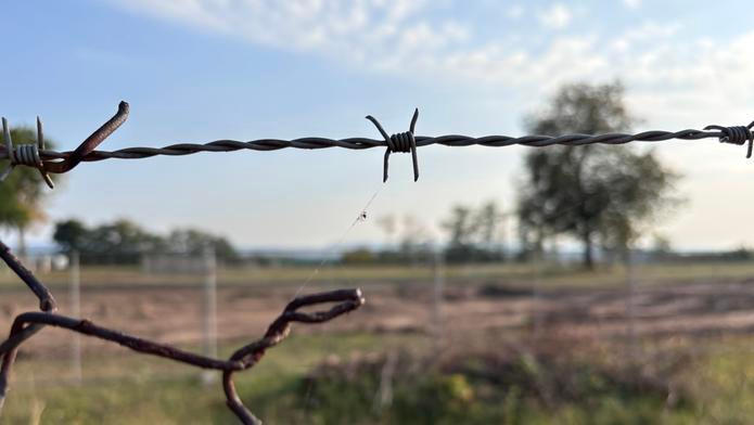 Prováděné exekuce se v roce 1945 netýkaly jen postoloprtských Němců, ale i Němců z blízkého okolí a neprováděly se jen v areálu kasárna (na snímku), ale i na dalších místech ve městě.