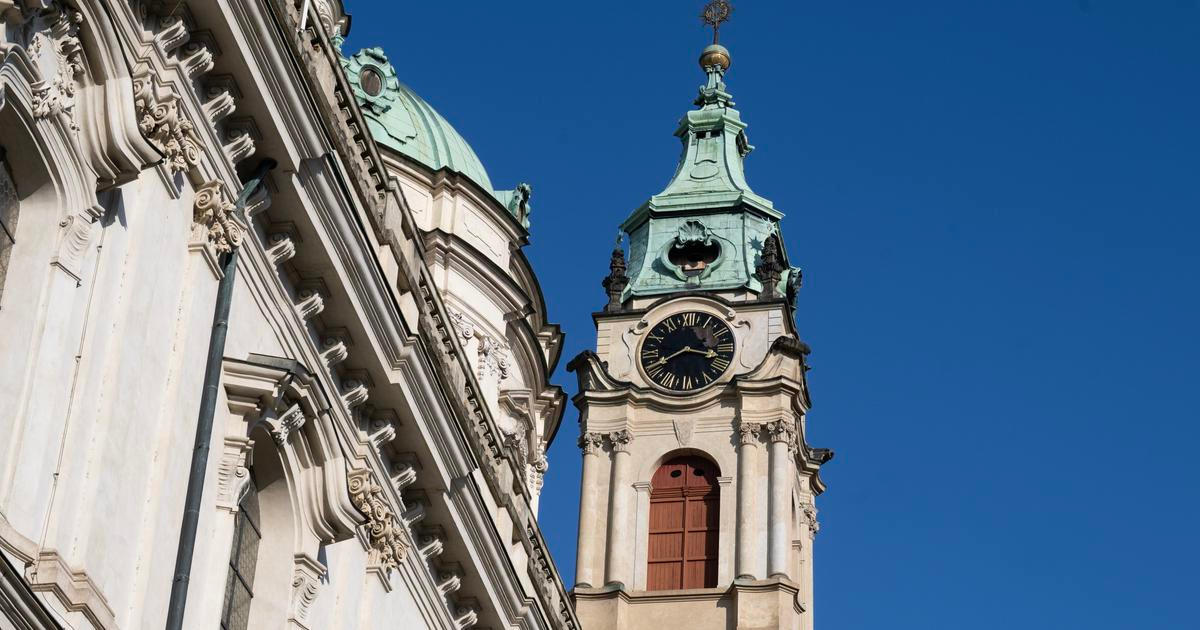 Odtud shlížel hlásný a pak StB. Ve Svatomikulášské zvonici se otevírá nová expozice