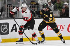 Bostonský útočník Pavel Zacha (18) a Tyler Kleven (43) z Ottawy v zápase NHL Boston - Ottawa 