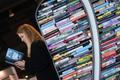 Frankfurtský knižní veletrh, knihy, Anne Christmann, žena, kniha, knihovnaFrankfurt Book Fair