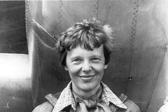 Amelia Earhartová pod přídí svého Lockheedu Electra, březen 1937.