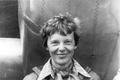Amelia Earhartová pod přídí svého Lockheedu Electra, březen 1937.