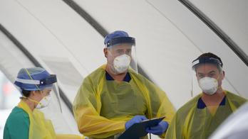 Zdravotníci v Sydney testují lidi na koronavirus.