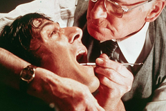 Dustin Hoffman jako student „Babe“ a Laurence Olivier v roli nacistického válečného zločince Christiana Szella ve filmu Maratónec (1976). Mučicí scéna vrtání zubů, kdy sadistický Szell neustále dokola opakuje otázku: „Je to bezpečné?“, se stala legendární.