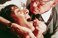 Dustin Hoffman jako student „Babe“ a Laurence Olivier v roli nacistického válečného zločince Christiana Szella ve filmu Maratónec (1976). Mučicí scéna vrtání zubů, kdy sadistický Szell neustále dokola opakuje otázku: „Je to bezpečné?“, se stala legendární.