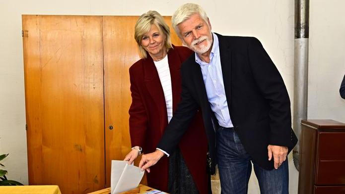 Eva Pavlová, manželka prezidenta, Petr Pavel, prezident, politik, volební místnost, urna, obálka