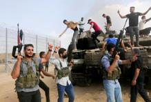 Bojovníci Hamásu za úsvitu napadli Izrael, vypálili tisíce raket, zatímco desítky jeho bojovníků pronikly přes silně opevněnou hranici.