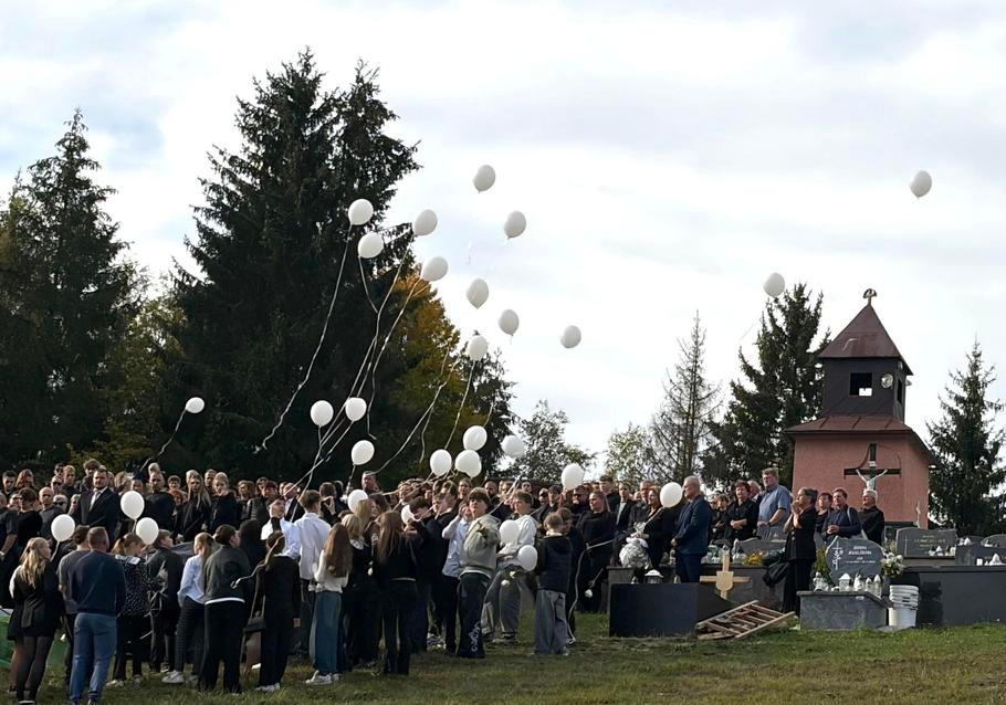 Spolužáci Nellky vypustili na její počest balonky.