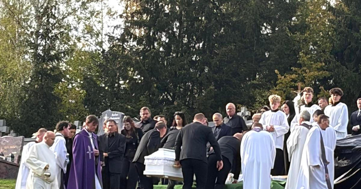 Spolužáci vypustili balónky za zabitou spolužačku. Město se vyrovnává s šílenou tragédií