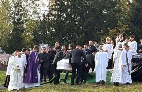 Nellka byla uložena k věčnému spánku v bílé rakvi.