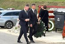 Smuteční hosté přichází na pohřeb školačky Nellky.