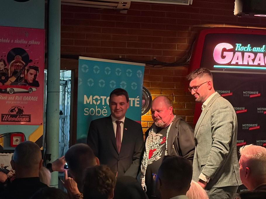 Oba politici se po konci debaty vyfotili s každým, kdo za nimi přišel.