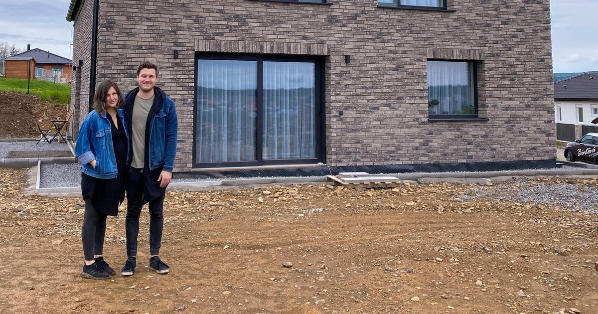 Z katalogu si nevybrali. Pár ukázal, jak svépomocí postavit dům s cihlovou fasádou bez kompromisů
