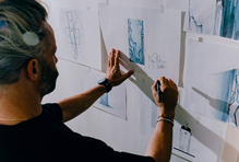 Jan Plecháč je jeden z nejvýznamnějších současných českých designérů a architektů, který od roku 2022 působí jako kreativní ředitel legendární karlovarské sklárny Moser. Za svou tvorbu získal řadu prestižních ocenění a etabloval se jako špička české designové scény.