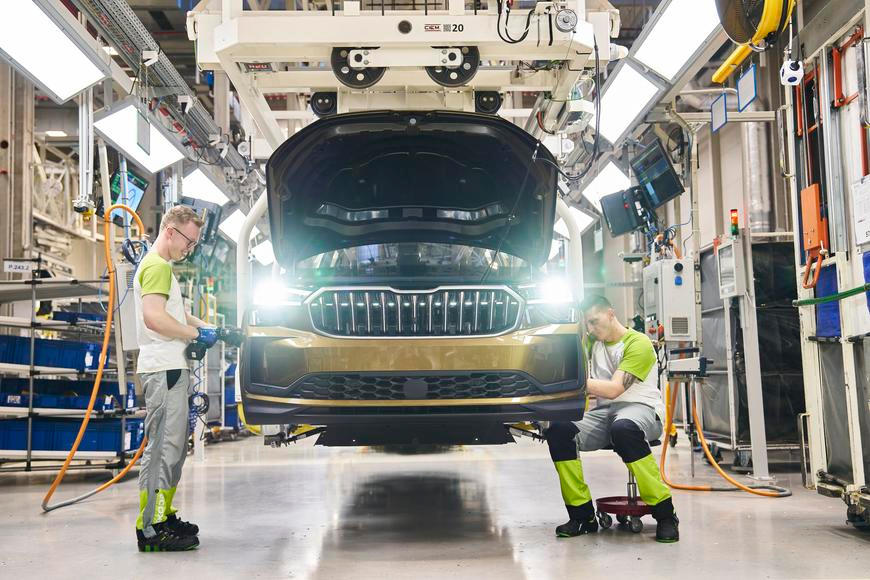 Škoda má další problémy. Po elektromobilech musí omezit i výrobu oblíbeného SUV
