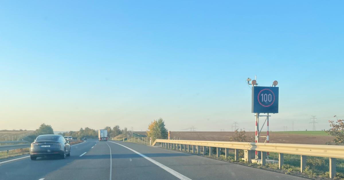 Po dálnici 100 km/h. D8 přetéká, kolony už musí hlídat světelné značky