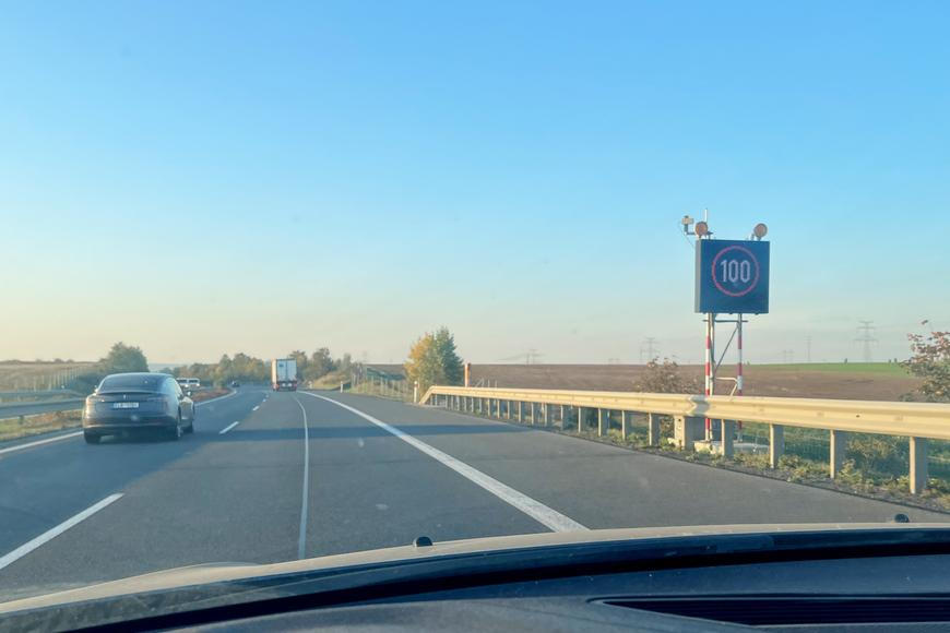 Dálnice D8 přetéká. Kolony už musí hlídat světelné značky, úleva přijde za dlouho