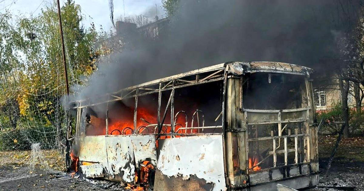 Ruský útok na Kramatorsk zabil 30 lidí. Zasaženy byly dva autobusy