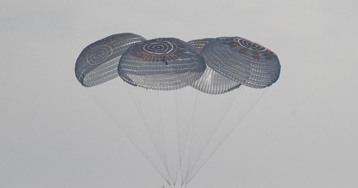 Čtveřice astronautů se po osmi měsících na ISS vrátila na Zemi v modulu SpaceX