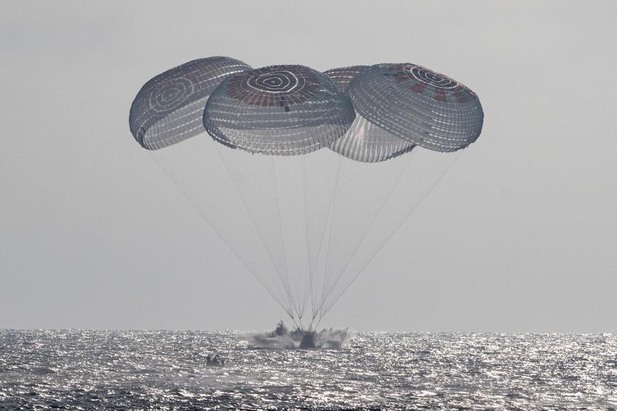Čtveřice astronautů se po osmi měsících na ISS vrátila na Zemi v modulu SpaceX