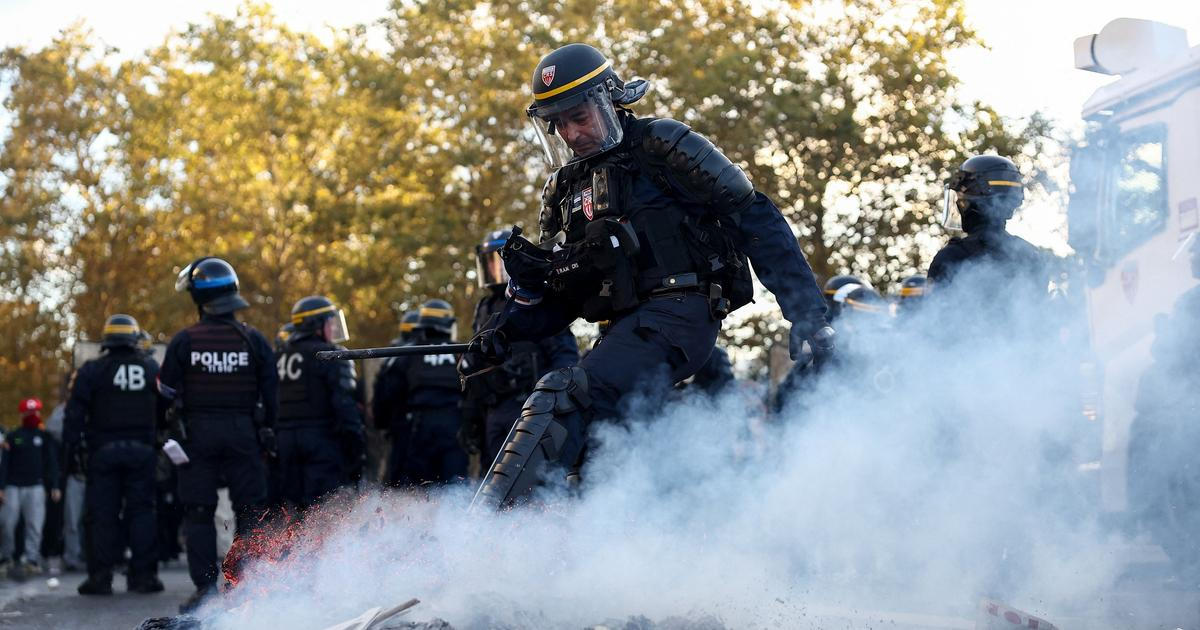 Protesty studentů ve Francii eskalují. Policie v Paříži nasadila vodní děla