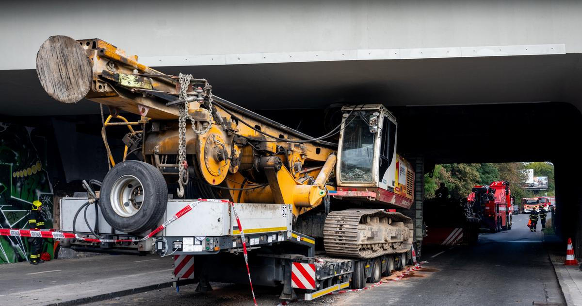 Kamion uvázlý pod mostem v Praze se nepodařilo vytáhnout, pomůže nový tank
