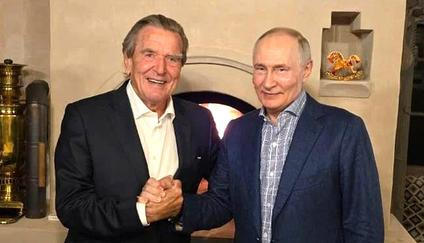 Někdejší německý kancléř Gerhard Schröder se zúčastnil středeční oslavy 74. narozenin ruského prezidenta Vladimira Putina