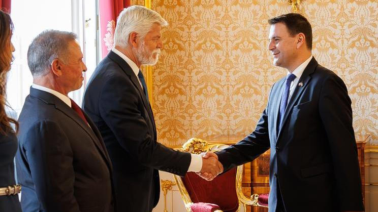 Prezident Petr Pavel a ministr zahraničí Petr Macinka (Motoristé) se po dlouhé době setkali na Pražském hradě: při příležitosti návštěvy jordánského krále Abdalláha II.