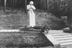 Pískovcový pomník v Dubí odhalili v roce 1933, po válce byl ale stržen a zakopán pod zem. Teď by mohl být obnoven.