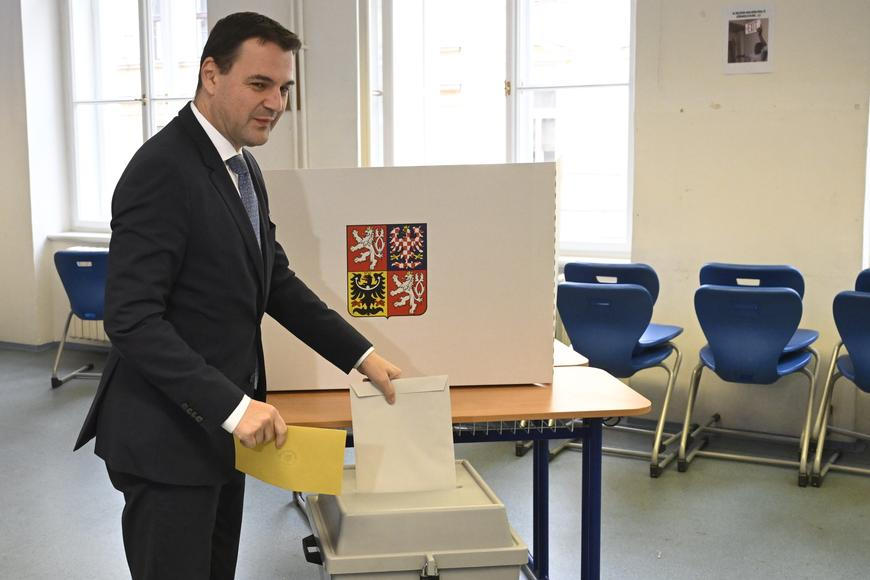 Lídři stran i prezident už odvolili. Macinka ocenil Pavlův návrat z dovolené
