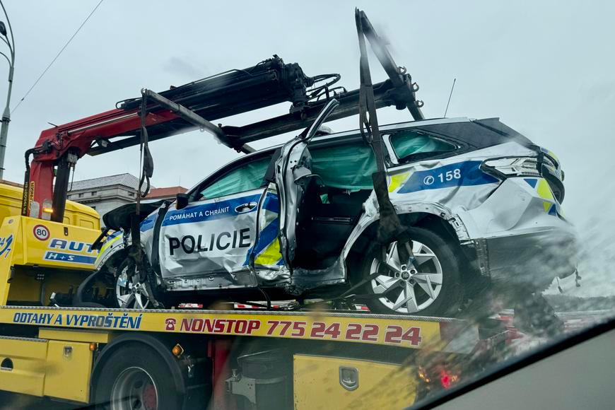 Policejní auto skončilo po pádu z Hlávkova mostu ve Vltavě