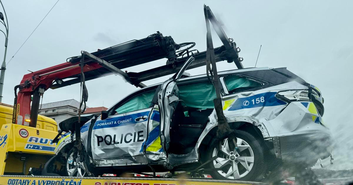 Policisté hledají statečného běžce. Skočil za jejich kolegy po pádu auta do Vltavy
