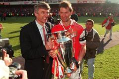 Trenér Arsène Wenger a kapitán Tony Adams slaví ligový titul Arsenalu v sezoně 1997/98
