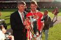 Trenér Arsène Wenger a kapitán Tony Adams slaví ligový titul Arsenalu v sezoně 1997/98