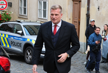 Krátce po 18. hodině dorazil do volebního štábu Motoristů čestný prezident strany Filip Turek. Přijel limuzínou Škoda Superb s řidičem. Letos nikam nekandidoval a přiznal, že jde pro něj o novou zkušenost.