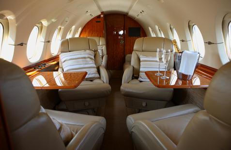 Takhle vypadá interiér jednoho z letounů Beechcraft Hawker 900XP, oblíbeného tryskáče vrcholných manažerů.