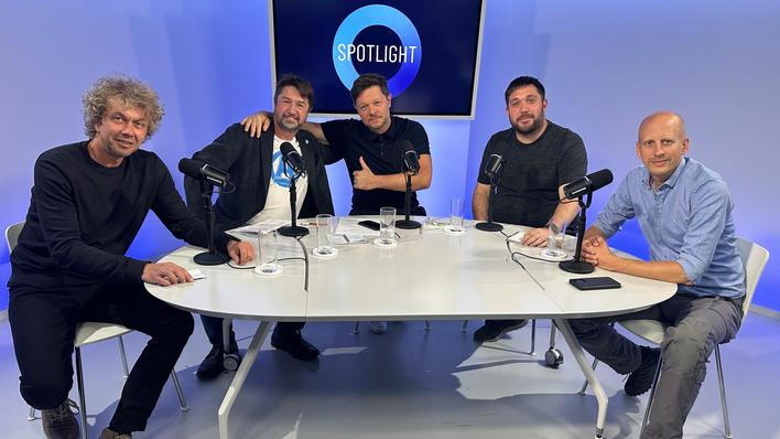 Tým Aktuálně ve speciálním vysílání pořadu Spotlight