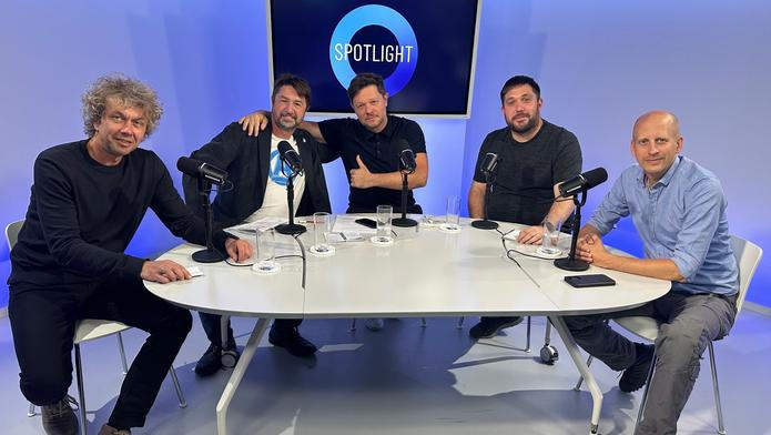 Tým Aktuálně ve speciálním vysílání pořadu Spotlight