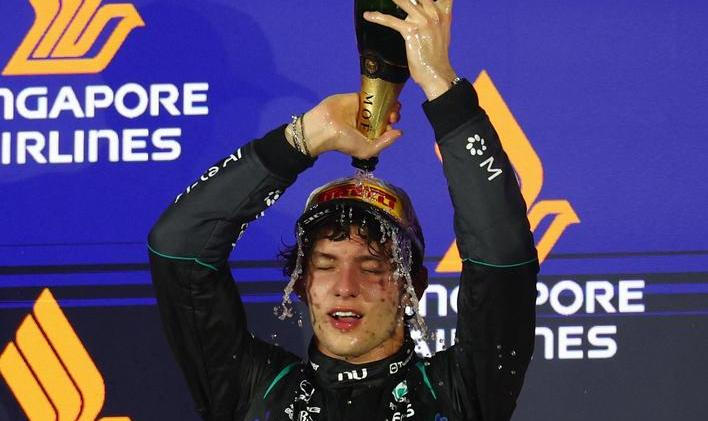 Andrea Kimi Antonelli z Mercedesu slaví třetí místo ve Velké ceně Singapuru F1 2026