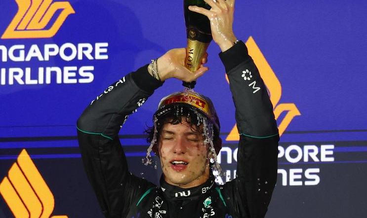 Andrea Kimi Antonelli z Mercedesu slaví třetí místo ve Velké ceně Singapuru F1 2026