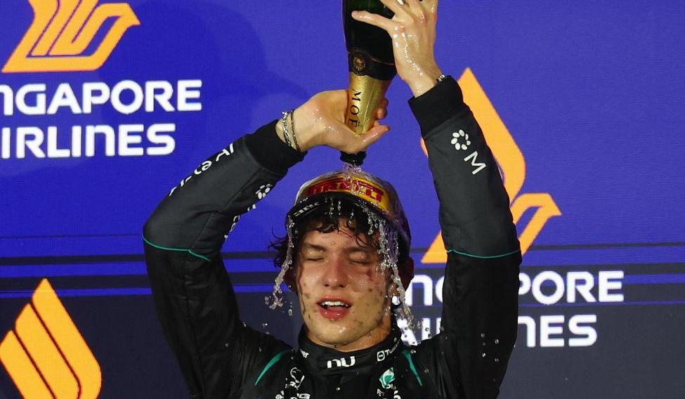 Andrea Kimi Antonelli z Mercedesu slaví třetí místo ve Velké ceně Singapuru F1 2026