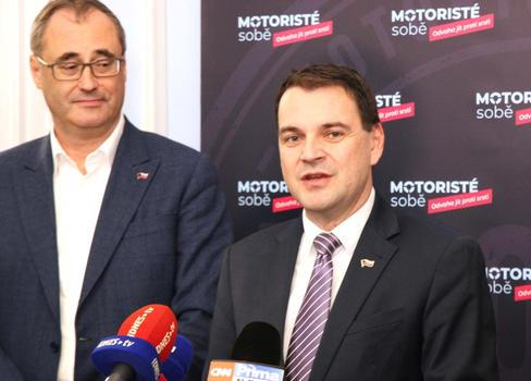 Petr Macinka a Boris Šťastný se rozhodli, že podpoří Motoristy v hlavním městě. Ani to ale straně na magistrát nepomohlo.