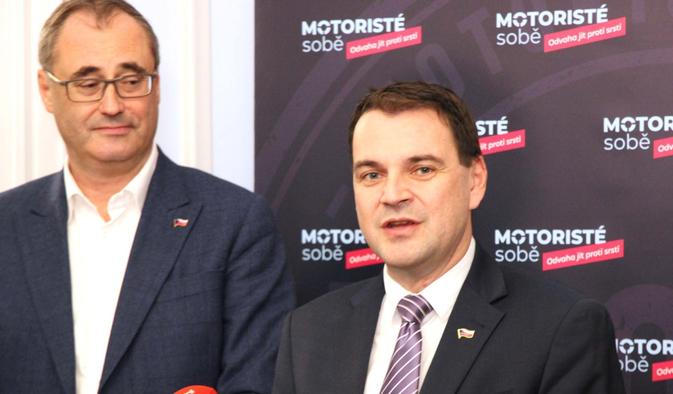Petr Macinka a Boris Šťastný se rozhodli, že podpoří Motoristy v hlavním městě. Ani to ale straně na magistrát nepomohlo.