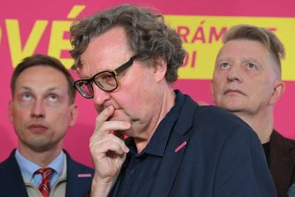 Petr Hlaváček, architekt, Jiří Padevět, politik, spisovatel, knihkupec, nakladatel, volební štáb STAN, tisková konference