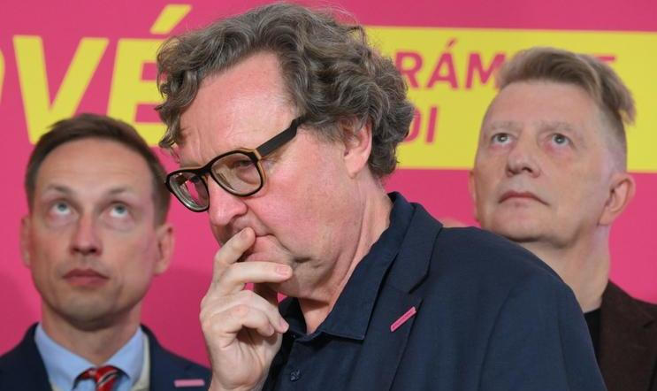 Petr Hlaváček, architekt, Jiří Padevět, politik, spisovatel, knihkupec, nakladatel, volební štáb STAN, tisková konference